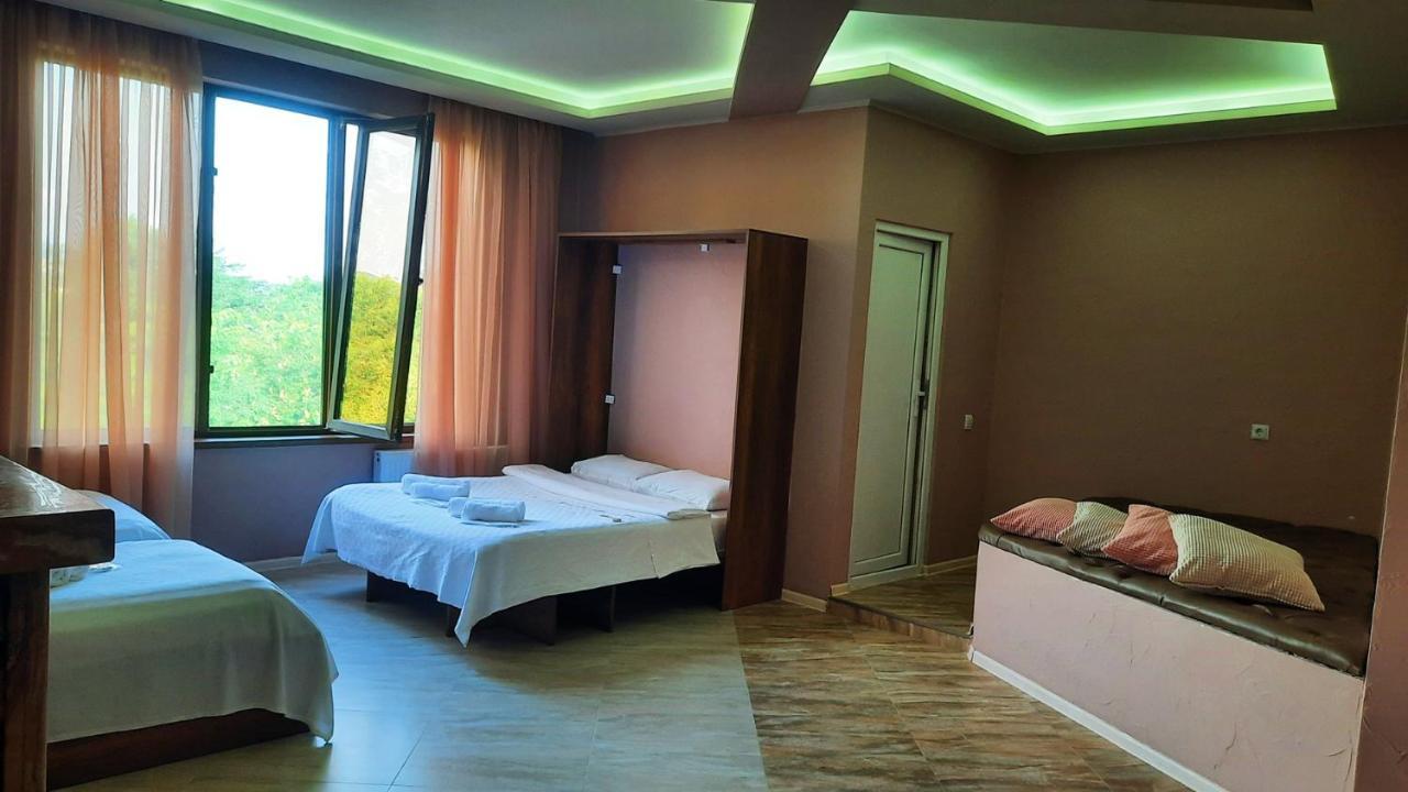 Inaisi Hotel Кутаїсі Екстер'єр фото